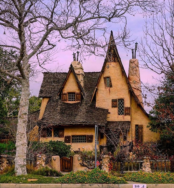 2. "Рядом со мной есть дом, который точно родом из сказки"