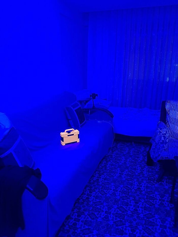 16. "Мой оранжевый ящик для инструментов выглядит как настоящий предмет из видеоигры под синим светом моей комнаты"