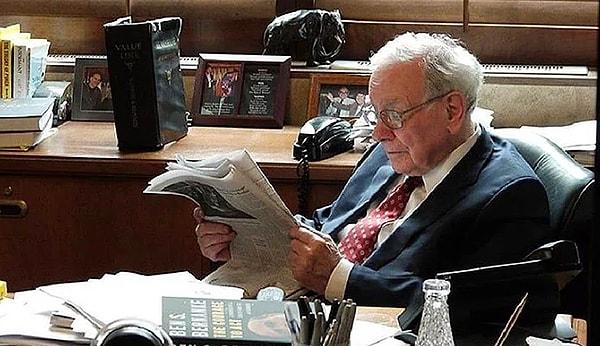 Buffett, ofisine gittikten sonra çalışma zamanının %80'ini mali tabloları, dergileri, iş raporlarını, gazeteleri ve kitapları okuyarak geçiriyor.