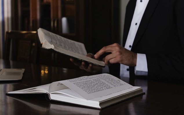 Tabi burada akla gelen ilk soru şu; fiziksel varlıkları olmayan bir şirket bu değeri nerden elde ediyor?