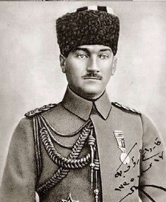 Her ne kadar daha önce tutuklanmış olsa da kendisini zapt edenler asker olduğundan Gazi Paşa'nın polis ile ilgisi 1919'da Samsun'da başlar.