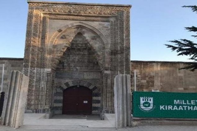 Bakın Hatuniye Medresesi Millet Kıraathanesi’ne dönüştürülmüştü. Daha sonra da nem ve rutubetten dolayı zarar görmüştü. Yıllara meydan okuyan bu eseri sadece 8 ay içerisinde mahvetmişiz.