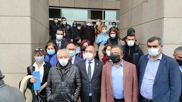 CHP Milletvekilleri Mahmut Tanal, Sezgin Tanrıkulu, Turan Aydoğan ve Gülizar Emecan sanatçıya destek vermek için adliyediydi.