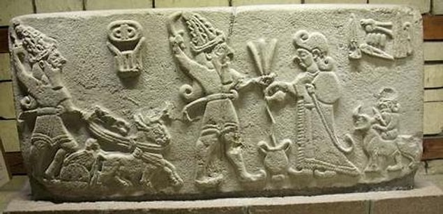 Hükümdar olur olmaz kardeşi III. Hattuşili'yi ordunun başına getiren Mutavalli, kardeşi ile iş birliği yaparak krallığına her geçen gün güç katar.