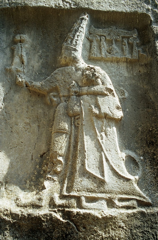 Urhi- Teşup kral olur olmaz Pankuş'un önde gelenleri III. Hattuşili'nin yeni krala suikast düzenleyeceği yalanını ortaya atar ve onu idam etmek ister.