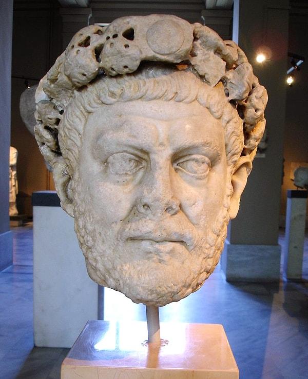 Önce konsüllük rütbesini alan Diocletianus, daha sonra saray muhafızlarının komutanı oldu ve Lejyonerlerin saygısını kazandı.