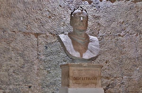 Babası bir köle olan Diocletianus, doğuştan bir asker olarak doğdu.