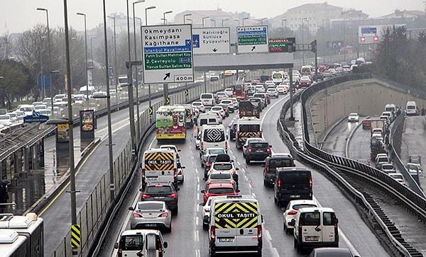 İBB mobil uygulaması CepTrafik verilerine göre kentte saat 18.00 itibarıyla trafik yoğunluğu yüzde 74 olarak ölçüldü.