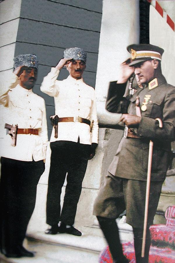 Atatürk bir an önce polisimizin modern bir kimlik kazanması gerektiğini düşünür. 1924'te ilk polis okulu Konya'da hizmet vermeye başlar.