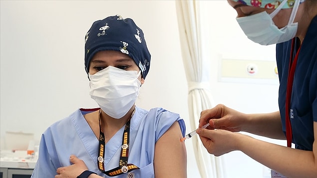 Ülkemizde de aşılama öncelik gruplarına göre birkaç ay önce başladı. Aşı vardı-yoktu derken geçtiğimiz ay Uğur Şahin ile yapılan anlaşmanın ardından süreç hızlandı ve herkese umut oldu.