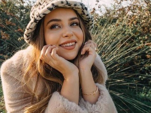 Şık ve zarif stiliyle beğeni toplayan Gamze Erçel, Moda ve Tekstil Tasarımı mezunu.