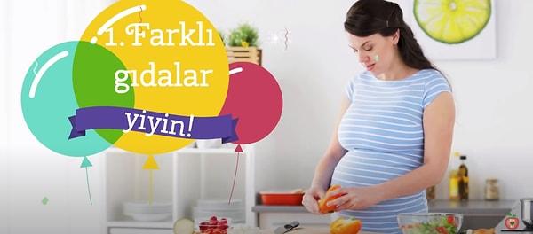 1. Hamileliğin 13 ve 15. haftaları arasında bebek farklı tatları ayırt etmeye başlıyor. Bebeğin içinde büyüdüğü amniotik sıvı annenin yediği gıdaların tadını alır. Bebek de bu sıvıyı yuttuğunda, annenin yediklerinin tadını alır. Bu yüzden farklı gıdalar yerseniz bebeğiniz de mutlu olacaktır.