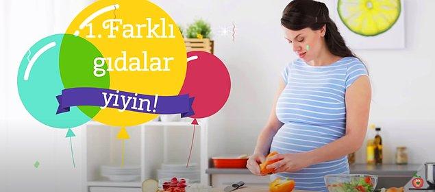 1. Hamileliğin 13 ve 15. haftaları arasında bebek farklı tatları ayırt etmeye başlıyor. Bebeğin içinde büyüdüğü amniotik sıvı annenin yediği gıdaların tadını alır. Bebek de bu sıvıyı yuttuğunda, annenin yediklerinin tadını alır. Bu yüzden farklı gıdalar yerseniz bebeğiniz de mutlu olacaktır.