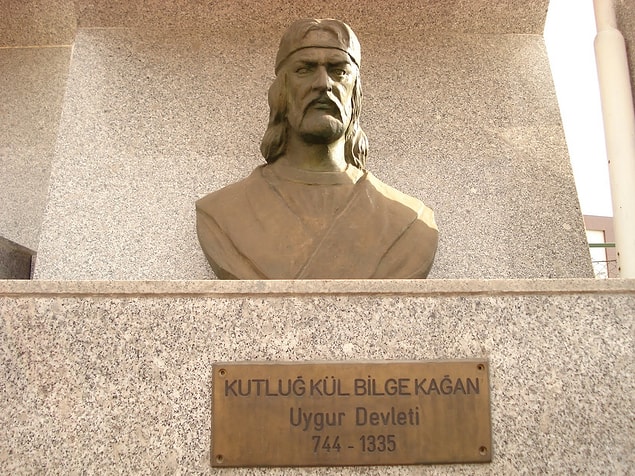 Türklerin büyük miktarını bir araya getirmeyi başaran Bilge Kağan, 727 yılında yardımcısı Buyruk Çor'u Çin'e gönderir.