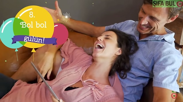 8. Annenin kahkaha atması karın kaslarının kasılıp gevşemesine, bu da bebeğin bir trambolin üstündeymiş gibi zıplamasına sebep olur. Böylece o da sizin mutluluğunuza ortak olmuş olur.