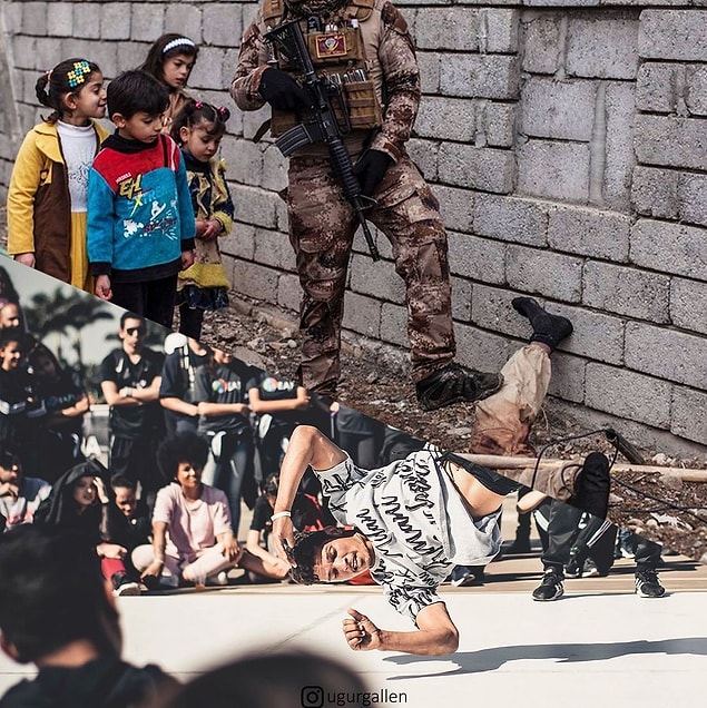 13. Musul'daki Al Barid bölgesinde Iraklı çocuklar, bir militanın cesedine ayağını basan Iraklı askerle konuşurken yerde yarı gömülü bir IŞİD militanının cesedine bakıyorlar.
