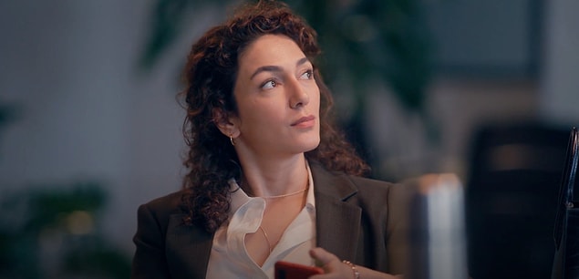 Son mülakatın tek kadın adayı Merve. İlk bakışta oldukça kendinden emin ve iddialı olduğunu söyleyebileceğimiz bu karaktere Şebnem Hassanisoughi hayat veriyor.