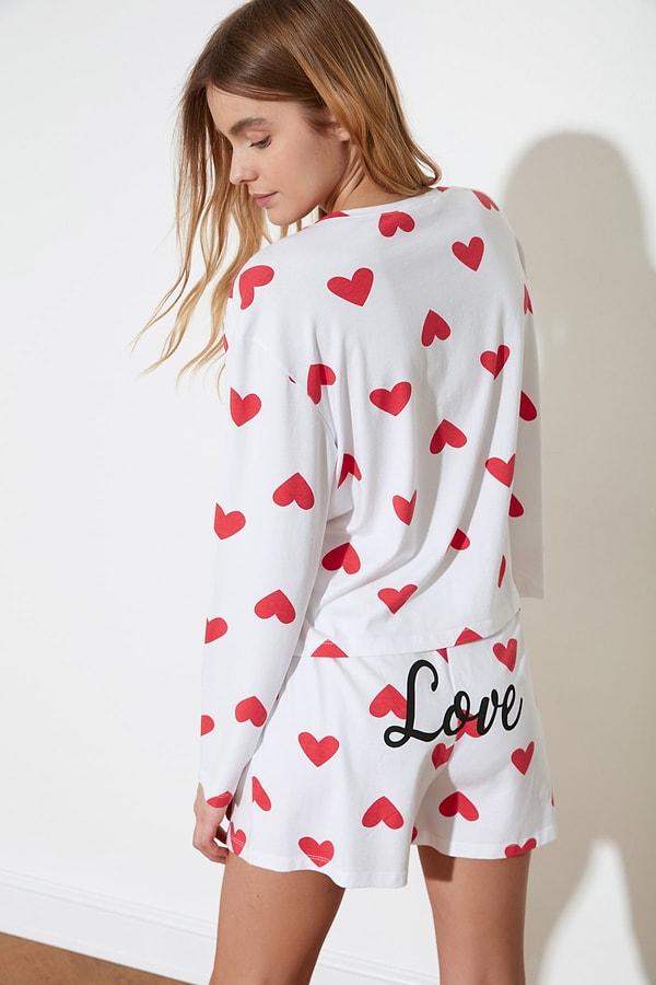 1. Arka kısmı yazı detaylı, aşk dolu yumuşacık bir pijama takımı...