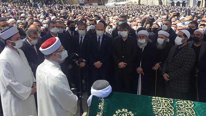 Yüzlerce Kişiyle Cenaze Namazı Kılan İçişleri Bakanı Soylu Tepkilerin Odağında