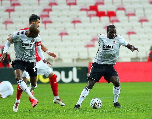 Beşiktaş'ta yıldız oyuncu Aboubakar yine sakatlandı ve ikinci yarıda görev yapamadı.
