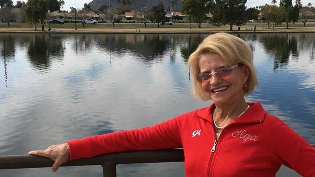 22 yaşında öğretmen olarak üniversiteyi bitiren Olga Korbut, evlenir ve 24 yaşında anne olur. 91 yılında Çernobil'den ötürü ailesi ile birlikte ABD'ye göç eder.
