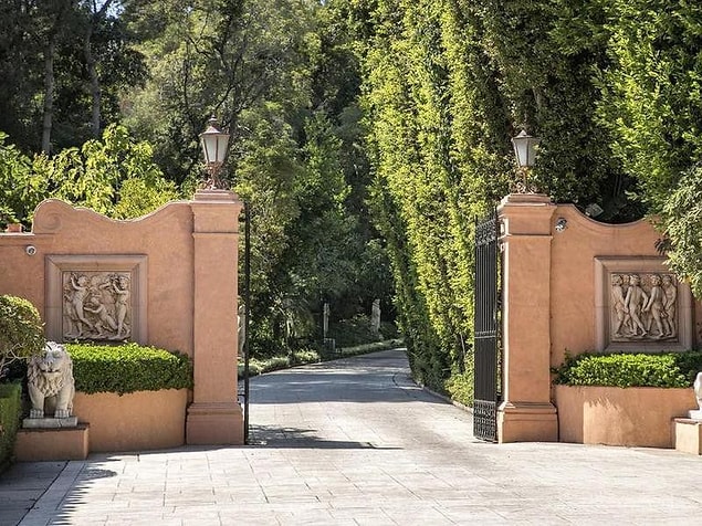 Zamanında William Randolph Hearst yaşaması nedeniyle Hearst Estate olarak da bilinen bu ev, günümüzde daha çok Beverly House olarak biliniyor.