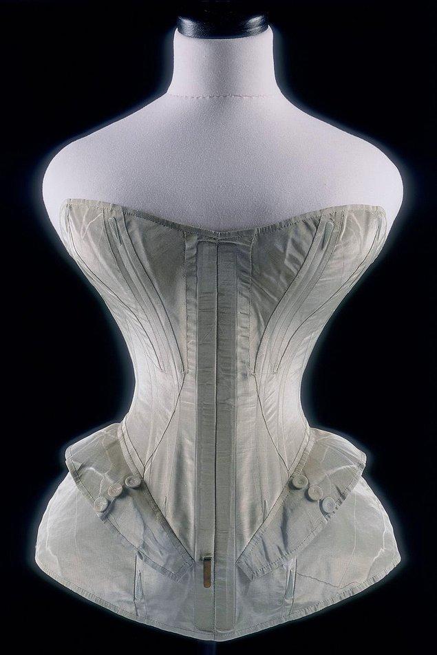 1. 1850 - Kalça kemiği görünümü veren korseler