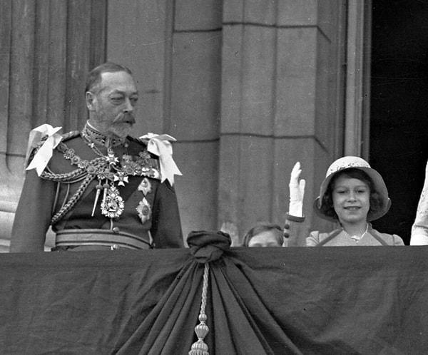 Aslında Kraliçe II. Elizabeth'in kraliçe olma gibi bir durumu asla olmadı. Çünkü dedesi V. George'un ardından taht sırası amcası VII. Edward'daydı.