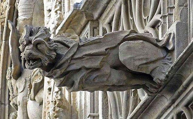 10. Gotik katedraller üzerine konan yaratık şeklindeki heykelcikler sadece estetik amaçlı değildi.