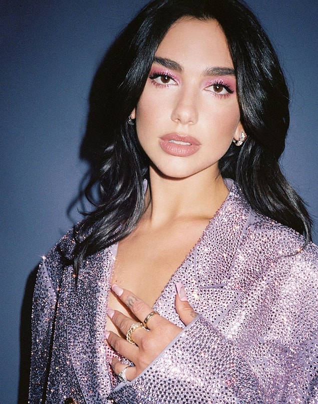 Ancak Anwar Hadid'in annesi, oğlunun paylaştığı fotoğrafta Dua Lipa'yı keserek sadece kendisinin olduğu fotoğrafı paylaştı.