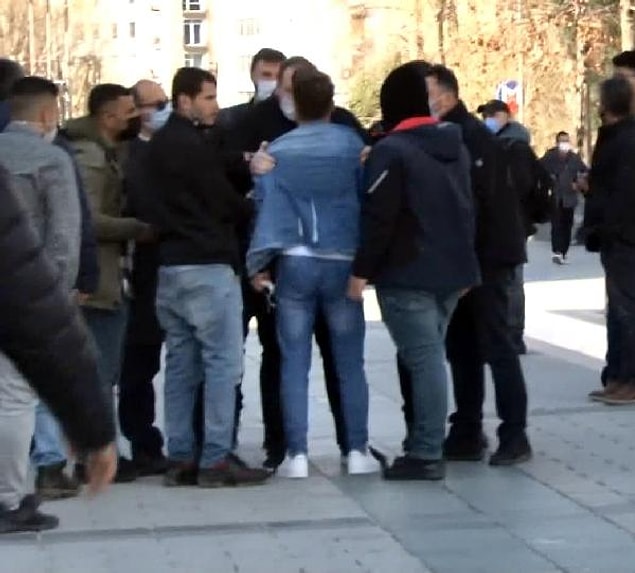 Yaşanan kargaşada yardımcı zabıta memuru, küfür ettiği belirtilen seyyar satıcılardan birine tokat attı