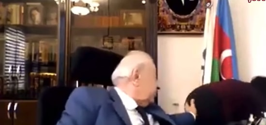 Azerbaycanlı Eski Vekil Hüseynbala Mirələmov Kamerayı Açık Unutunca Asistanı ile Uygunsuz Şekilde Görüntülendi