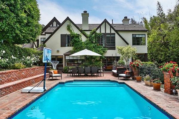 Güzel Riri'miz Beverly Hills'in kalbindeki Tutor tarzı bir malikaneyi 10 milyon dolara satın aldı.