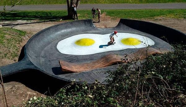 2. Sahanda yumurta şeklindeki kaykay parkı: