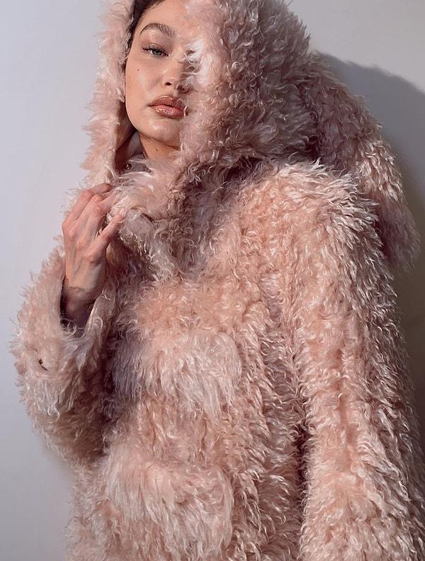 10. Gigi Hadid'in dünyaca ünlü bir markanın tanıtımı için giydiği tavşan kostümlü paylaşım dikkat çekti!