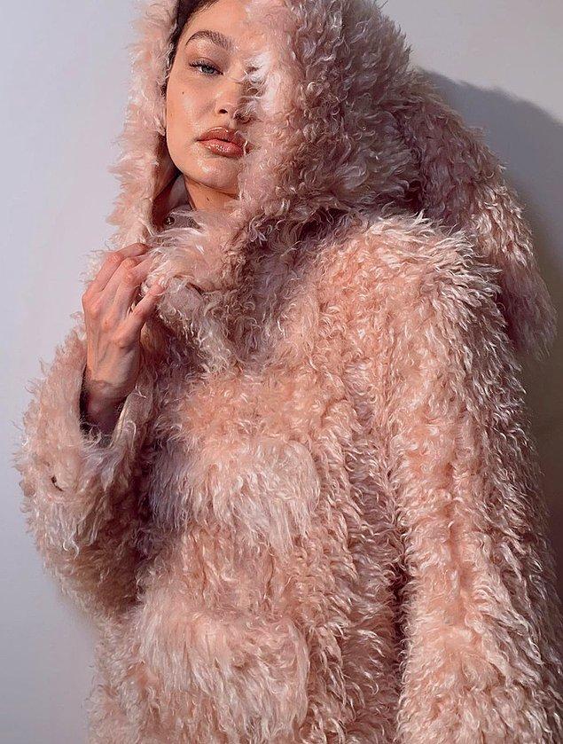 10. Gigi Hadid'in dünyaca ünlü bir markanın tanıtımı için giydiği tavşan kostümlü paylaşım dikkat çekti!