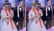 Düğünde, Takılan Altın Bilezikleri Sayıp Mutlu Olan Gelin
