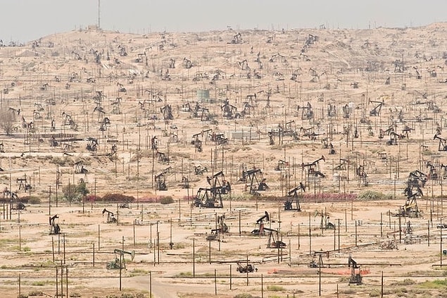 5. Kaliforniya, ABD: Kern Nehri petrol sahası.