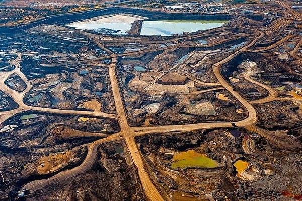 11. Alberta, Kanada: Uzaydan görülebilecek kadar geniş bir alan kaplayan katran kumları ve açık ocak madenciliği.