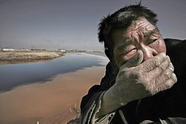 16. Sarı Irmak, Çin: Kokudan dolayı kafasını çevirmiş bir adam.