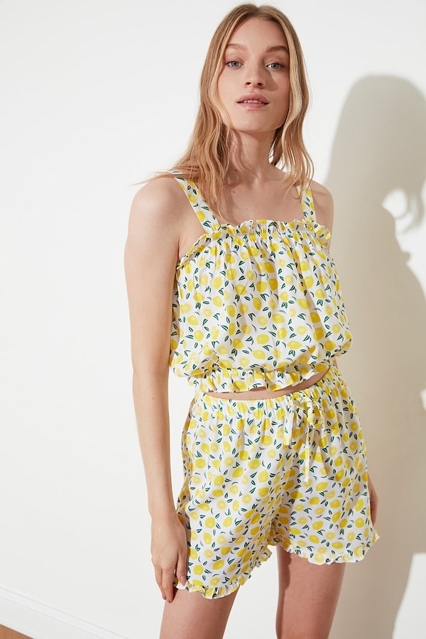 15. Sarı limon desenli pijama takımı da ev kıyafeti olarak değerlendirebileceğimiz sevimlilikte...