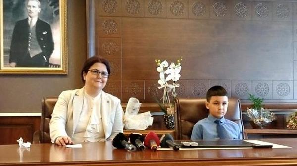 Bugün ise Derya Yanık, 23 Nisan Ulusal Egemenlik ve Çocuk Bayramı’nda bakanlık koltuğunu devlet korumasındaki ilkokul öğrencisi Azad’a devretti.