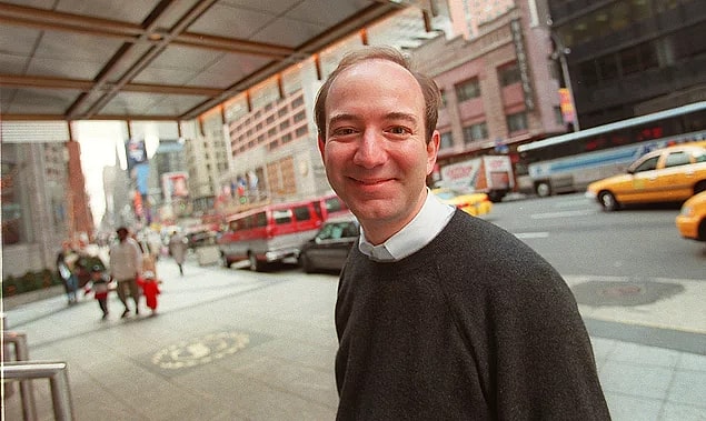 Belirlediği bu düzen de kafasının karışmasını ve yorulmasını önlüyor. Başarılı milyarder Warren Buffet'ın da kullandığı bir teknik olan günde 3 karar alma tekniğini kullanıyor.