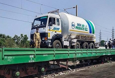 Hindistan’da Oksijen Krizi: Oksijen Tankları Trenlerle Taşınıyor
