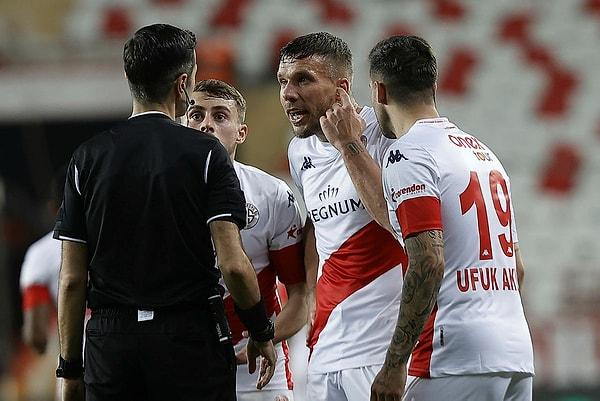 Antalyaspor'da Lukas Podolski de 59. dakikada çift sarıdan kırmızı kartla oyun dışında kaldı ve ev sahibi son yarım saati 1 kişi eksik oynadı.