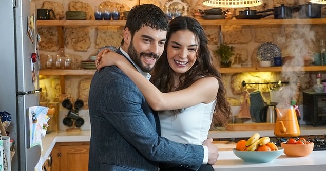 Çok sevilen dizi Hercai final bölümü yayınlanarak ekranlara veda etti. Nedeni Akınözü ile koordinatör arasında geçenler miydi bilemiyoruz tabii...