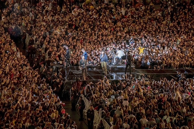 Hayatın normal döndüğü ülkede maskelerin çıktığı, sosyal mesafenin olmadığı 50 bin kişilik bir konser düzenlendi.