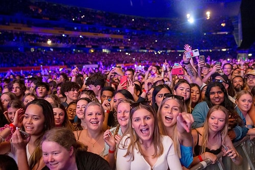 Bütün Dünya Hâlâ Karantinada: Yeni Zellanda'da Maskesiz, Sosyal Mesafesiz 50 Bin Kişilik Konser