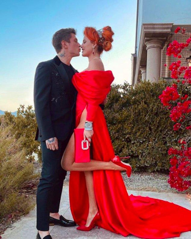 Benjamin'in Versace marka takımı ve Bella Thorne'un göbeğine kadar açık yırtmaçlı kırmızı prenses elbisesi tabii ki sosyal medyada büyük yankı uyandırdı.