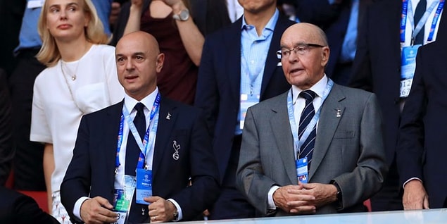 6. Tottenham’ın sahibi olanlar ise iki İngiliz iş insanı. Joe Lewis kulübün %85 hissesinin 70.6%, Daniel Levy ise %85 hissesin 29.4% sahip.